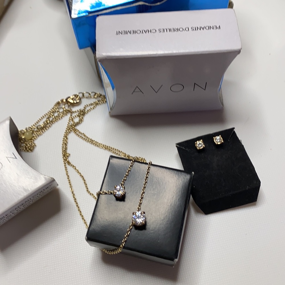 Avon Necklace and Earring set Gold tone - Picture 2 of 4